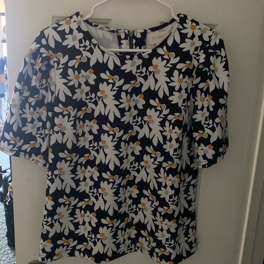 Cute Daisy themed top.